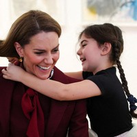 Aksi hangat Kate Middleton di Wales pun menuai pujian. Sikapnya yang ramah dan membumi dinilai semakin memperkuat citranya sebagai anggota keluarga kerajaan yang dekat dengan rakyat. (Foto: REUTERS/Phil Noble/Pool)