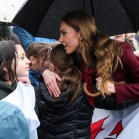 Foto: Momen Kate Middleton Langgar Protokol Kerajaan Demi Peluk Anak-anak