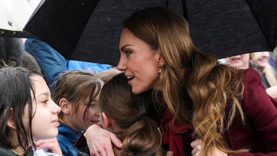 Foto: Momen Kate Middleton Langgar Protokol Kerajaan Demi Peluk Anak-anak