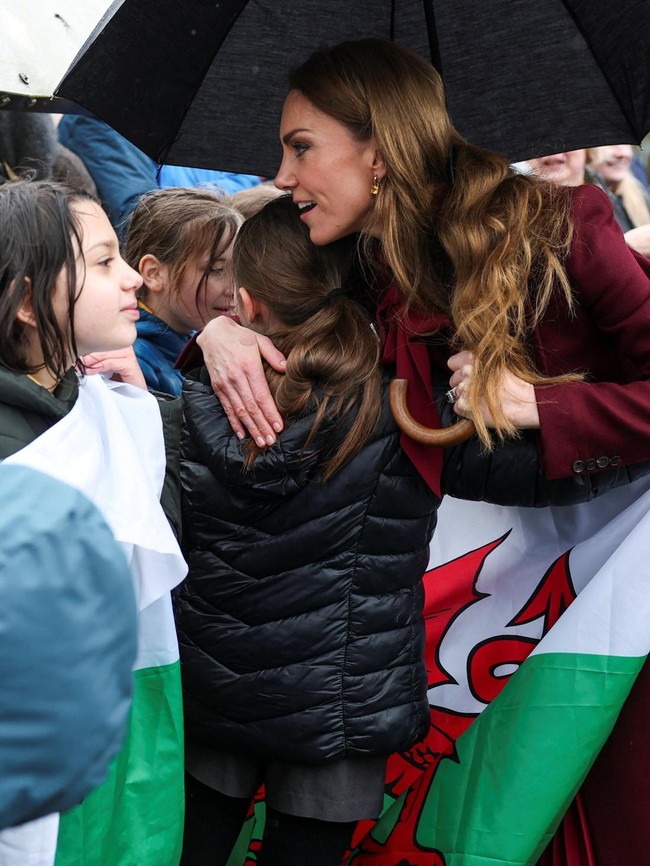 Foto: Momen Kate Middleton Langgar Protokol Kerajaan Demi Peluk Anak-anak