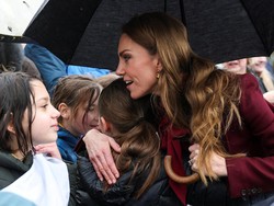 Foto: Momen Kate Middleton Langgar Protokol Kerajaan Demi Peluk Anak-anak