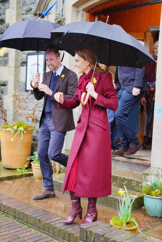 Bersama suaminya, Pangeran William, Kate mengunjungi Newtown, Wales pada Kamis (26/2/2026). Mereka langsung disambut warga termasuk anak-anak yang rela menunggu di tengah hujan. (Foto: Ben Birchall/Pool via REUTERS)