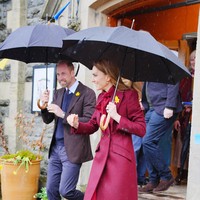 Bersama suaminya, Pangeran William, Kate mengunjungi Newtown, Wales pada Kamis (26/2/2026). Mereka langsung disambut warga termasuk anak-anak yang rela menunggu di tengah hujan. (Foto: Ben Birchall/Pool via REUTERS)