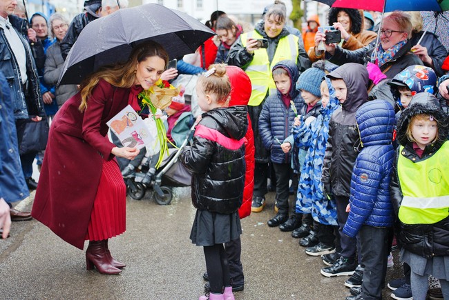 Penampilannya kali ini dipadukan dengan blus pita dari Me+Em dan rok lipit dari Co, serta sepatu bot kulit senada. (Foto: Ben Birchall/Pool via REUTERS)