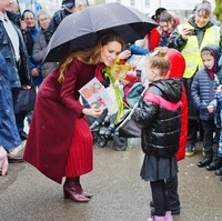 Penampilannya kali ini dipadukan dengan blus pita dari Me+Em dan rok lipit dari Co, serta sepatu bot kulit senada. (Foto: Ben Birchall/Pool via REUTERS)