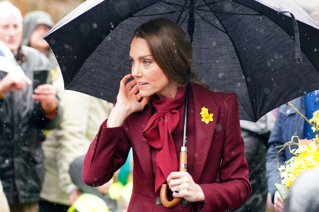 Ia juga menyematkan bros bunga daffodil di kerah mantelnya sebagai penghormatan untuk Hari St. David. Bunga berwarna kuning itu merupakan simbol santo pelindung Wales yang diperingati setiap 1 Maret. (Foto: Ben Birchall/Pool via REUTERS)