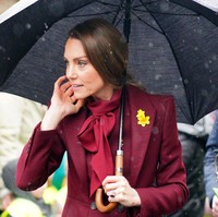 Ia juga menyematkan bros bunga daffodil di kerah mantelnya sebagai penghormatan untuk Hari St. David. Bunga berwarna kuning itu merupakan simbol santo pelindung Wales yang diperingati setiap 1 Maret. (Foto: Ben Birchall/Pool via REUTERS)