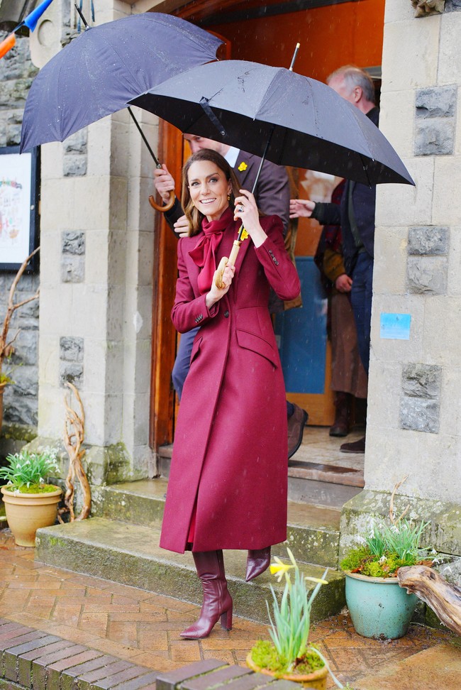 Dalam kunjungan tersebut, Kate tampil elegan dengan mantel marun double-breasted dari koleksi Alexander McQueen yang pernah dipakaianya saat menyambut Emir Qatar di Istana Buckingham pada 2024 silam. Gaya daur ulang busana atau recycled look memang kerap menjadi pilihan Kate dalam berbagai agenda resmi. (Foto: Ben Birchall/Pool via REUTERS)