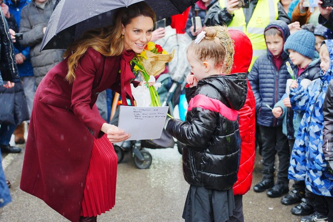 Dilansir dari BBC, bersalaman diperbolehkan jika anggota kerajaan yang memulai. Namun, generasi kerajaan yang lebih muda tampaknya mulai lebih fleksibel. Mendiang ibu mertua Kate, Putri Diana, juga dikenal kerap memeluk para penggemar dalam berbagai kesempatan. (Foto: Ben Birchall/Pool via REUTERS)