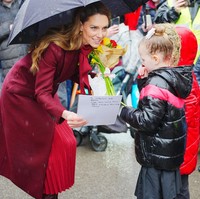Dilansir dari BBC, bersalaman diperbolehkan jika anggota kerajaan yang memulai. Namun, generasi kerajaan yang lebih muda tampaknya mulai lebih fleksibel. Mendiang ibu mertua Kate, Putri Diana, juga dikenal kerap memeluk para penggemar dalam berbagai kesempatan. (Foto: Ben Birchall/Pool via REUTERS)