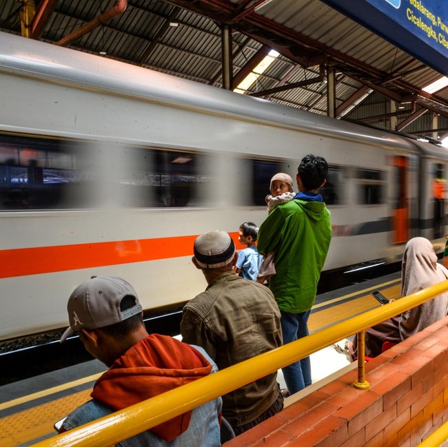 Geliat Pemudik Awal di Stasiun Kiaracondong Bandung