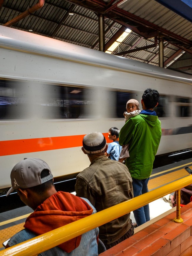Geliat Pemudik Awal di Stasiun Kiaracondong Bandung