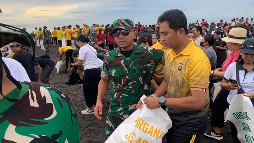 Gerakan Bali Bersih Sampah di Pantai Lembeng, Desa Ketewel, Kecamatan Sukawati, Gianyar, Bali, Minggu (1/3/2026). (Foto: Dok. Polres Gianyar)