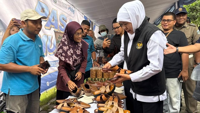 Gubernur Khofifah saat cek harga di Operasi Pasar Murah di Kediri