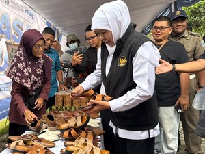Tekan Harga Sembako, Khofifah Pantau Operasi Pasar Murah di Kediri