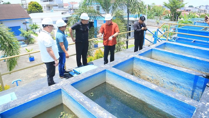 Gubernur Sumsel saat mengecek kualitas air di PT TSM Palembang