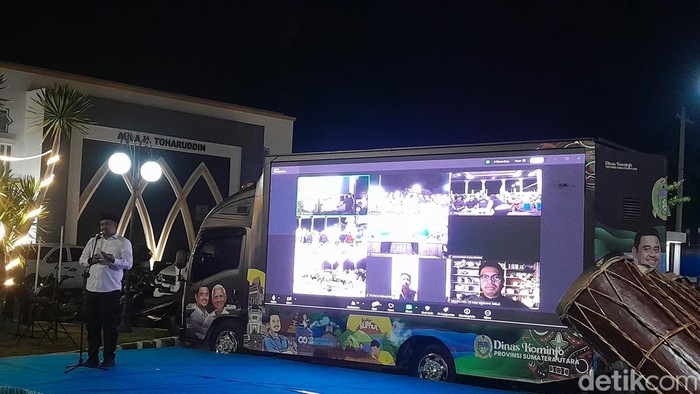 Gubsu Bobby Nasution saat sambutan di halaman Masjid Agung Al-Abror Kota Padangsidimpuan.