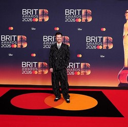 Harry Styles Curi Spotlight di Brit Awards, Pakai Sepatu Balet Hitam