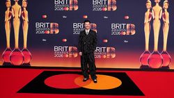 Harry Styles Curi Spotlight di Brit Awards, Pakai Sepatu Balet Hitam
