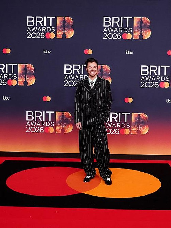 Harry Styles Curi Spotlight di Brit Awards, Pakai Sepatu Balet Hitam