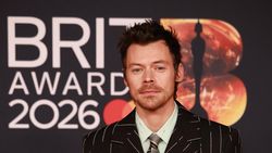 Harry Styles Curi Spotlight di Brit Awards, Pakai Sepatu Balet Hitam