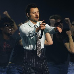 Harry Styles Nyanyikan What Is Enough, Khusus Buat Kenang Liam Payne