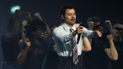 Harry Styles Curi Spotlight di Brit Awards, Pakai Sepatu Balet Hitam