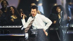 Vakum selama 3 tahun, Harry Styles membuka panggung Brit Awards dengan lagu terbaru Aperture dari album barunya Kiss All The Time, Disco Occasionally. Albumnya bakal dirilis pada pekan depan. Foto: REUTERS/Isabel Infantes