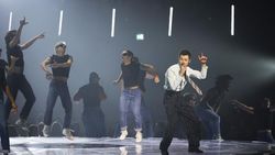 Harry Styles Curi Spotlight di Brit Awards, Pakai Sepatu Balet Hitam