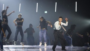 Penampilan yang mencuri perhatian adalah sepatu model ballet berwarna hitam yang berhiaskan pita. Foto: REUTERS/Isabel Infantes