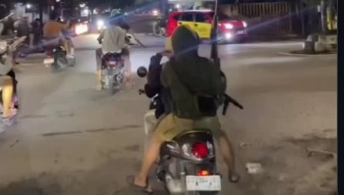 Heboh rombongan pemotor membawa senjata mainan di jalanan Makassar.