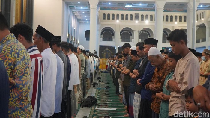 Umat islam melaksanakan ibadah sholat berjamaah di masjid Al Akbar Surabaya.