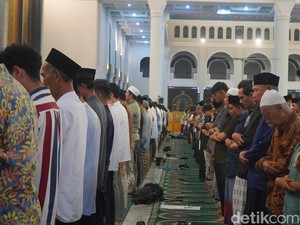 Imam Salah Bacaan Surah Pendek, Apakah Salat Makmum Tetap Sah?