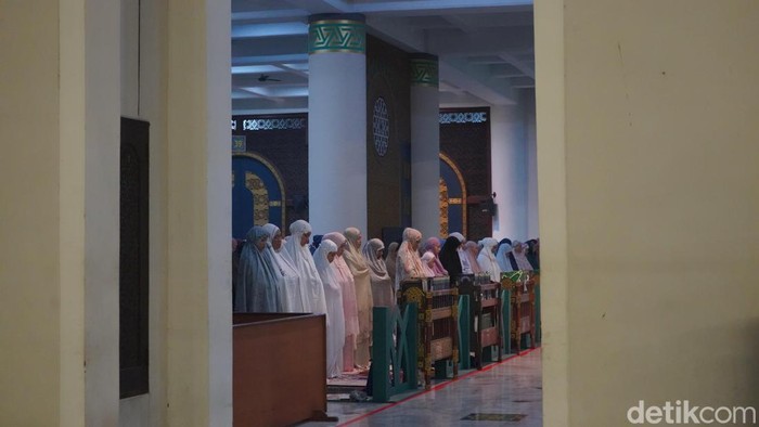Umat Islam melaksanakan ibadah sholat berjemaah di Masjid Al Akbar Surabaya.
