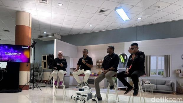 Indosat Ooredoo Hutchison Indosat Ooredoo Hutchison (IOH) berhasil melakukan melakukan panggilan menggunakan teknologi 5G AI RAN dari Barcelona ke Surabaya.