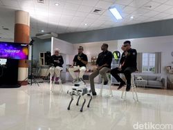 Robot di Surabaya Dikendalikan dari Barcelona lewat 5G AI Indosat