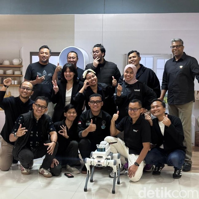 Robot di Surabaya Dikendalikan dari Barcelona lewat 5G AI Indosat