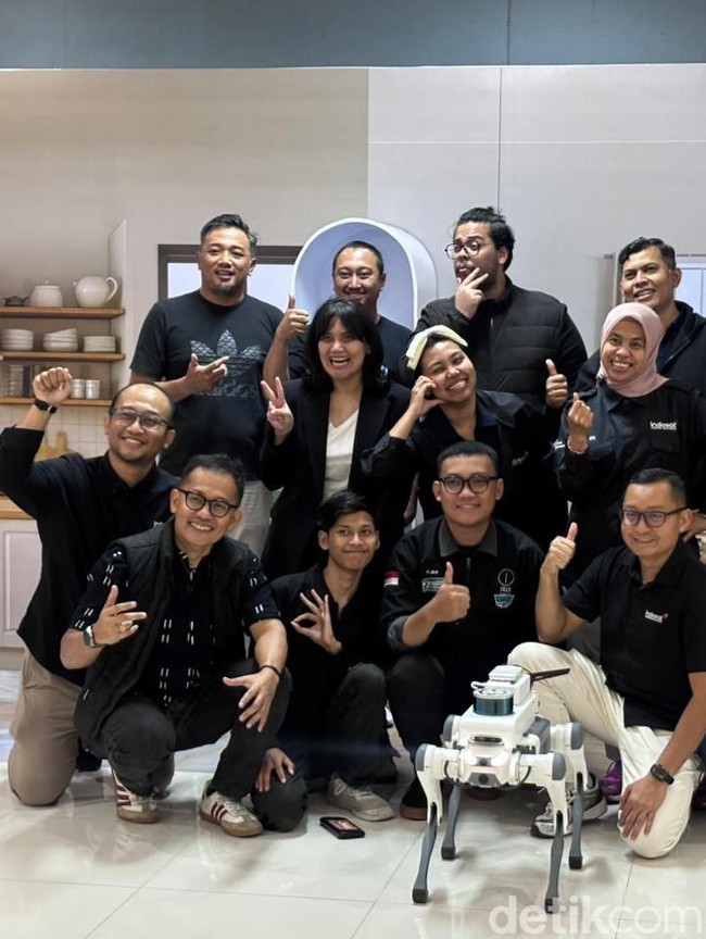 Robot di Surabaya Dikendalikan dari Barcelona lewat 5G AI Indosat