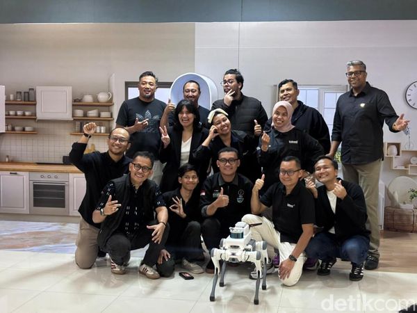 Robot di Surabaya Dikendalikan dari Barcelona lewat 5G AI Indosat