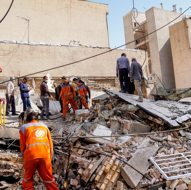 Potret Bangunan di Iran yang Porak-poranda Usai Dihantam Rudal Israel