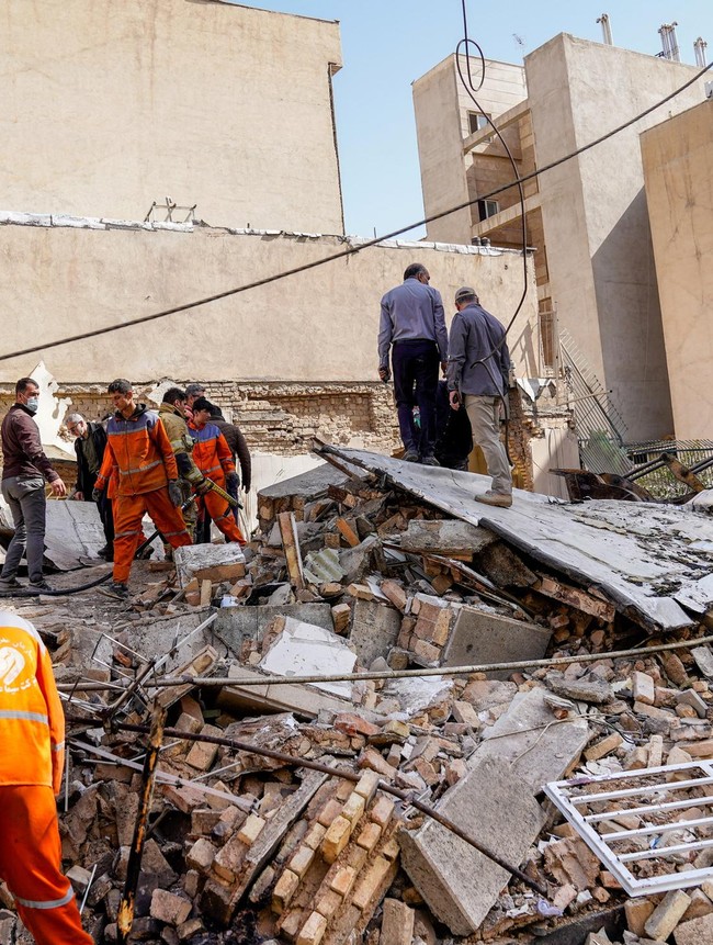 Potret Bangunan di Iran yang Porak-poranda Usai Dihantam Rudal Israel