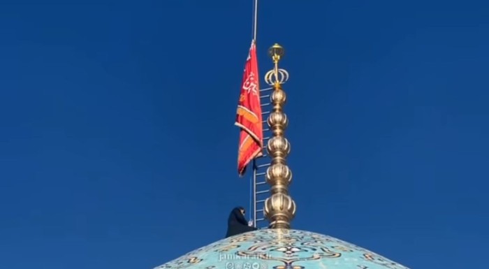Iran mengibarkan bendera merah di kubah Masjid Jamkaran, sebuah tempat ziarah Syiah, di kota suci Iran Qom. (Instagram/jamkaran_ir)