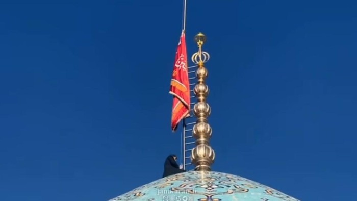 Iran mengibarkan bendera merah di kubah Masjid Jamkaran, sebuah tempat ziarah Syiah, di kota suci Iran Qom. (Instagram/jamkaran_ir)