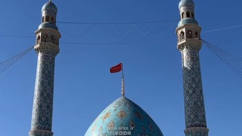 Iran mengibarkan bendera merah di kubah Masjid Jamkaran, sebuah tempat ziarah Syiah, di kota suci Iran Qom. (Instagram/jamkaran_ir)