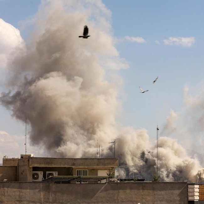 Israel Lanjutkan Gelombang Serangan, Langit Teheran Dipenuhi Asap