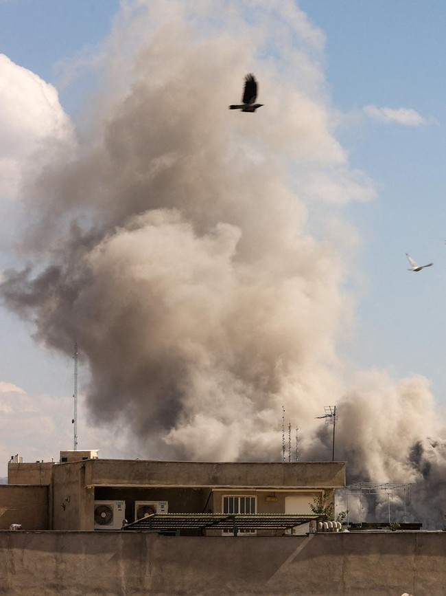 Israel Lanjutkan Gelombang Serangan, Langit Teheran Dipenuhi Asap