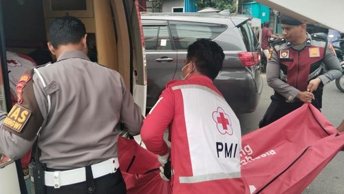 Jasad pria tanpa identitas diduga tersengat listrik di Desa Pererenan, Badung, dievakuasi ke rumah sakit, Minggu (1/3/2026). (Dok. Polres Badung)