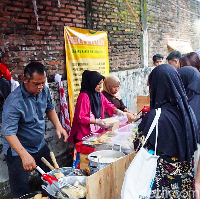 Jelang Berbuka, Pasar Takjil di Depok Diserbu Warga