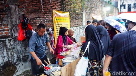 Jelang Berbuka, Pasar Takjil di Depok Diserbu Warga