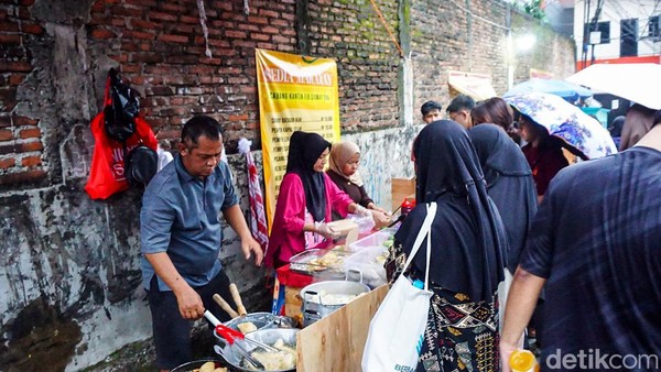 Jelang Berbuka, Pasar Takjil di Depok Diserbu Warga
